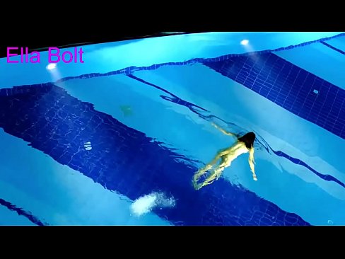❤️ मी पाहणे थांबवू शकत नाही, तरुण गोरा ELLA BOLT रिसॉर्ट पूलमध्ये नग्न पोहताना पकडला गेला लिंग  ❌️